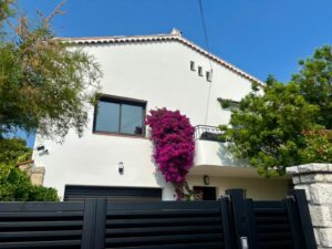 Photo La Bellaudiere Cagnes-sur-mer façade d'entrée avec portail et bougainvillier fleuri