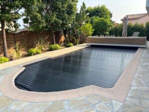 Photo piscine La Bellaudiere Cagnes-sur-mer avec volet de sécurité fermé