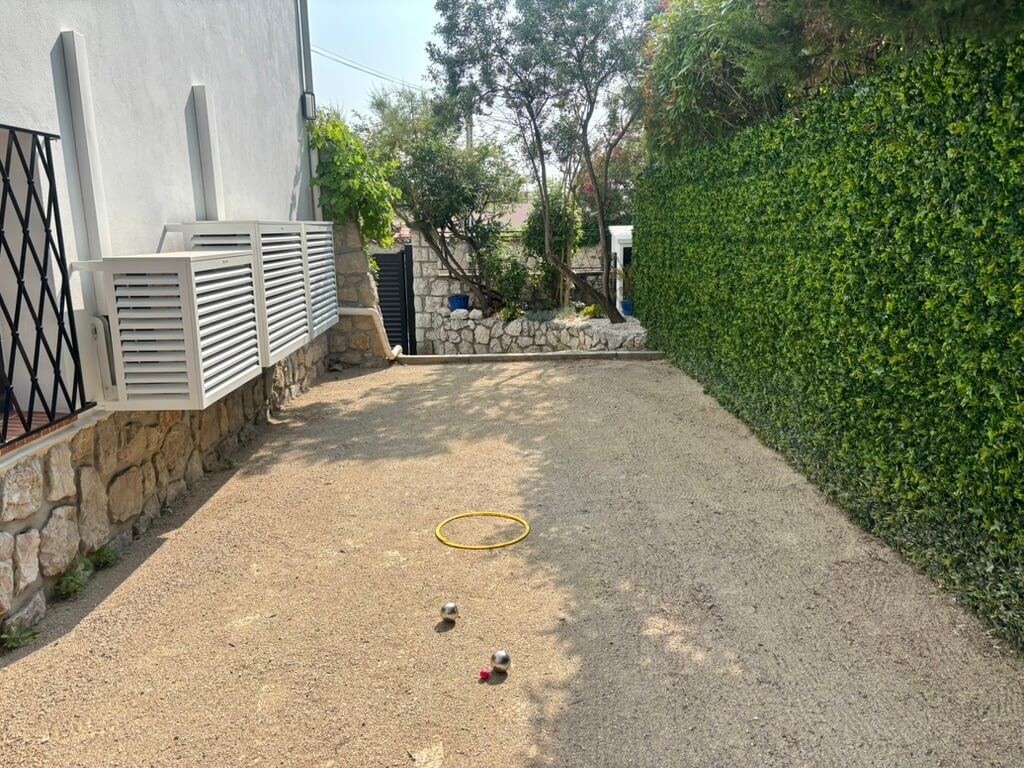 Terrain de pétanque et ping-pong La Bellaudiere Cagnes-sur-mer