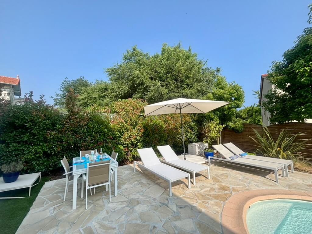 Terrasse avec transats La Bellaudiere Cagnes-sur-mer