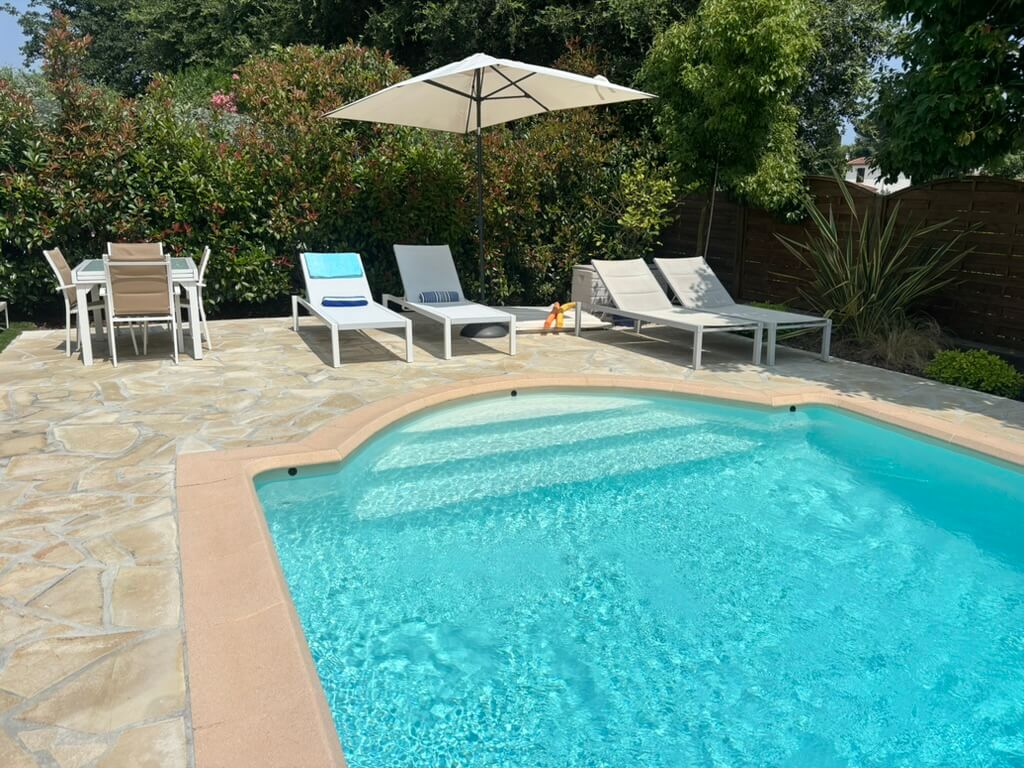 Terrasse avec transats La Bellaudiere Cagnes-sur-mer